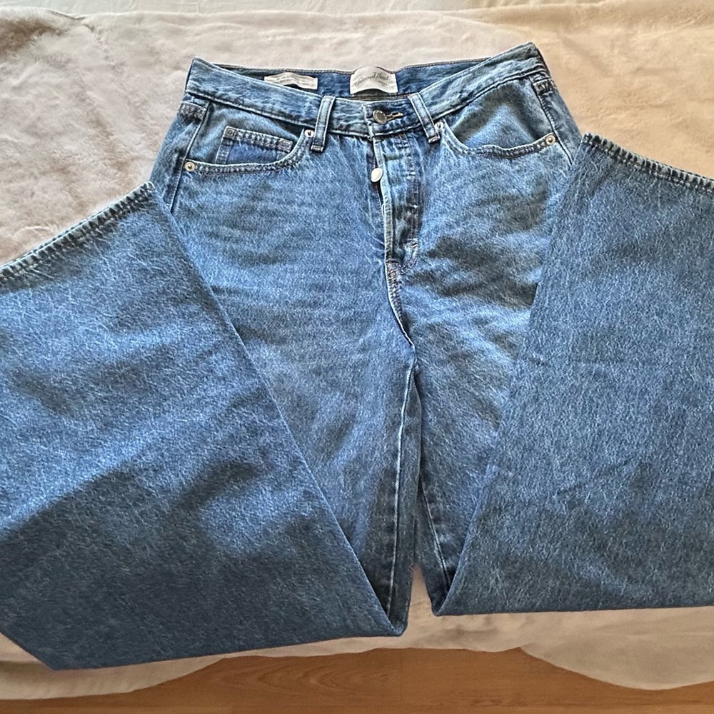 Mid-rise super wide leg. New without tag. Size 4